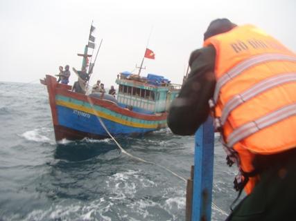 Hà Tĩnh Kịp thời cứu hộ tàu gặp nạn trên biển vào bờ an toàn